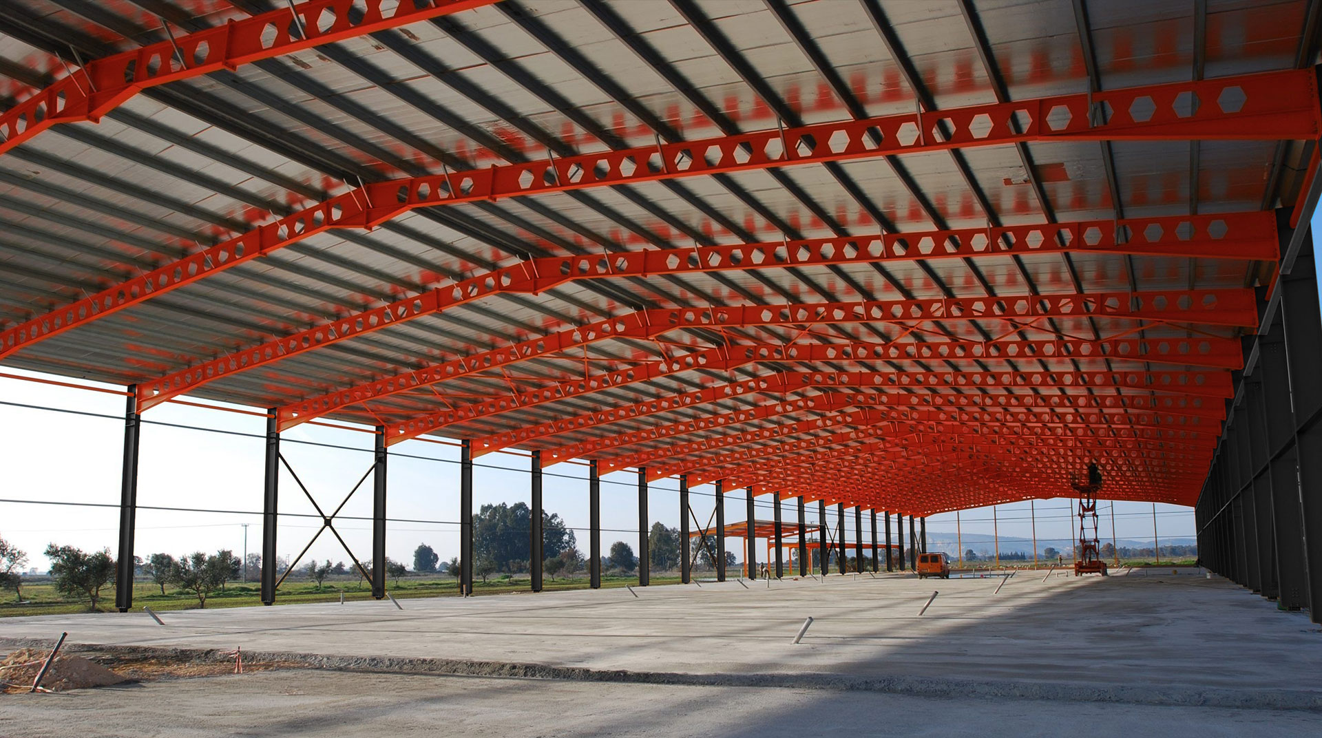Large-span industrial structure using castellated steel beams